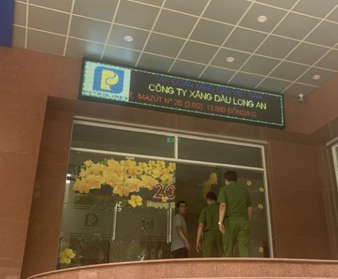 Lực lượng chức năng khám xét Công ty Xăng dầu Long An