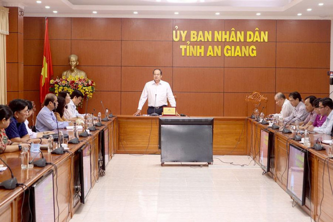 Chủ tịch UBND tỉnh An Giang chỉ đạo các đơn vị chức năng khẩn trương thực hiện các biện pháp phòng ngừa dịch Covid-19