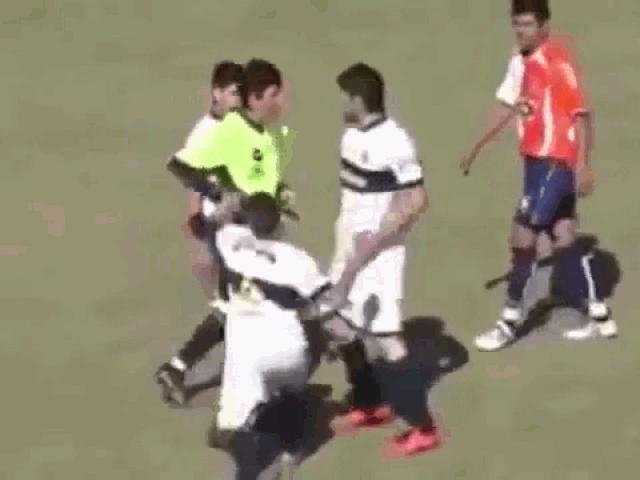 Media - Chưa kịp rút thẻ đỏ, trọng tài đã bị cầu thủ đánh nhập viện