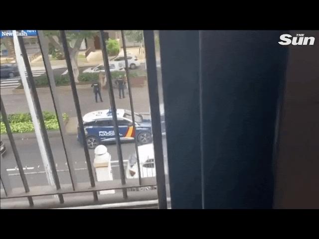 Phi thường - kỳ quặc - Cặp đôi "mặt dày" khỏa thân quan hệ giữa ban ngày ở bên đường, bị cảnh sát "sờ gáy"