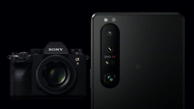 Không giống như các hệ thống máy ảnh trên các sản phẩm khác có tiêu cự cố định, hệ thống này có ống kính tele thay đổi được. Có tổng cộng ba camera cùng thiết lập ở mặt sau của cả hai điện thoại.
