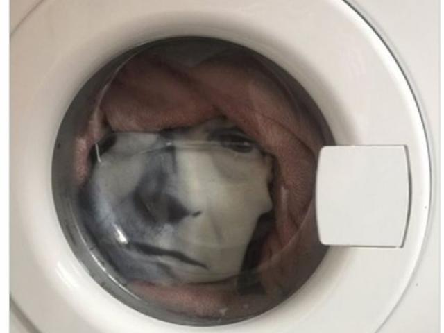 Thế giới - Người đàn ông suýt trụy tim khi thấy mặt người trên cửa máy giặt, mãi mới hoàn hồn nhận ra sự thật