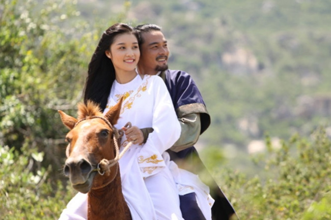 Trong phim cổ trang "Mỹ nhân", Quách Ngọc Ngoan vào vai vị vua anh minh, hiền tài phải lòng cô đào hát xinh đẹp Thị Thừa (Triệu Thị Hà).
