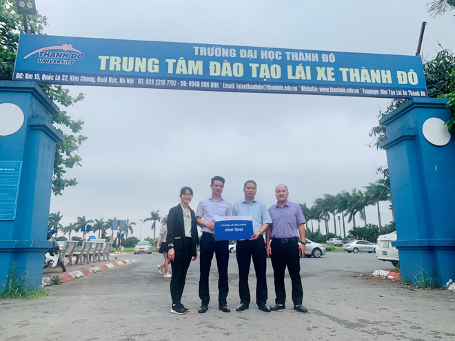 Hyundai Lê Văn Lương tặng quà tri ân Trung tâm Đào tạo lái xe trường Đại học Thành Đô - 1