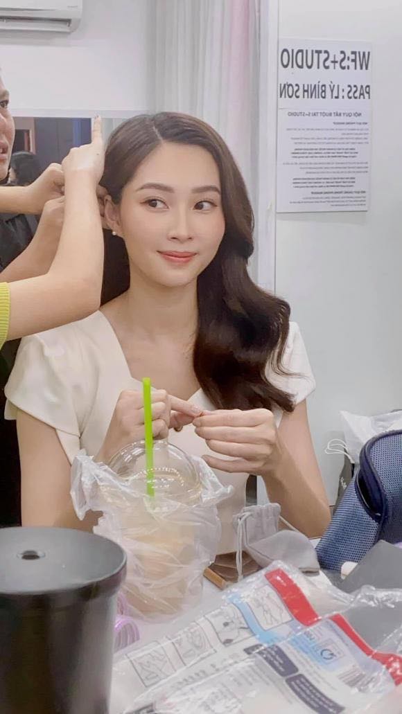 Hình ảnh hậu trường của Đặng Thu Thảo được nhân viên trong ekip đăng tải nhận được vô vàn lời khen của công chúng bởi nhan sắc xinh đẹp ngút ngàn dù chưa qua chỉnh sửa.