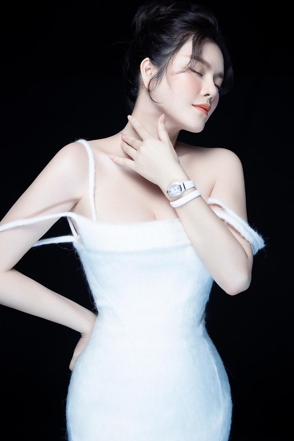Trong bộ ảnh mới, Lý Nhã Kỳ toát lên thần thái thoát tục, trong veo như sương mai. Trong trang phục trắng tinh khôi trẻ trung của Dsquared2, đồng hồ Bvlgari đính kim cuơng, lớp make-up trong veo nhẹ nhàng, dù tóc xõa đơn sơ hay bới thả hững hờ thì lãnh sự danh dự Rumani đều&nbsp;hút hồn.&nbsp;