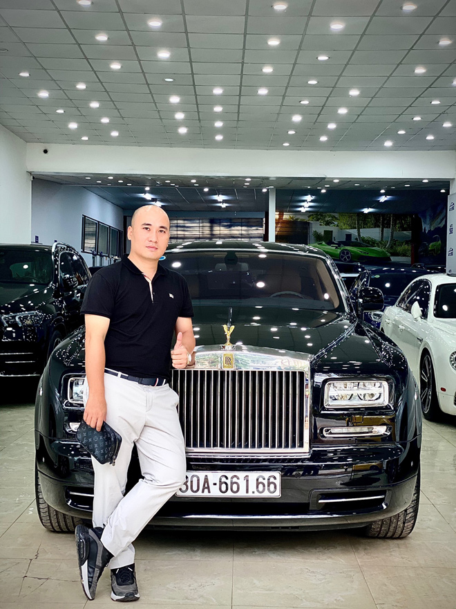 Vũ Công Tú và chiếc xe siêu sang Rolls-Royce Phantom trước khi bàn giao cho khách hàng