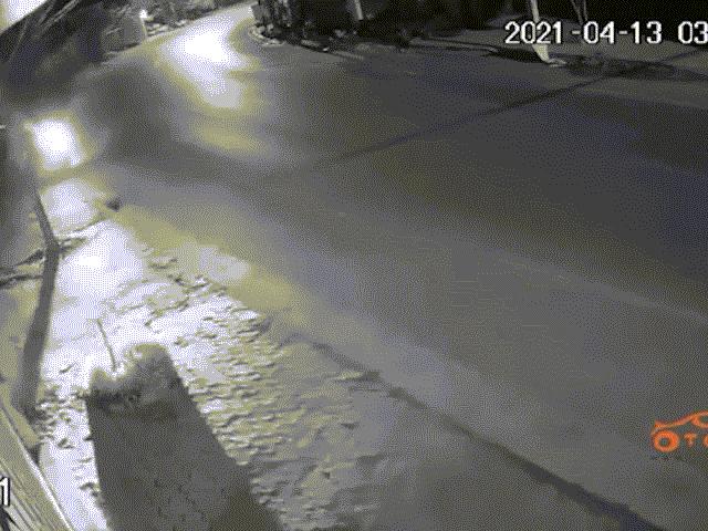 Phi thường - kỳ quặc - Video: Không làm chủ được tay lái, nam thanh niên đâm vào bồn hoa rồi bay thẳng lên trời