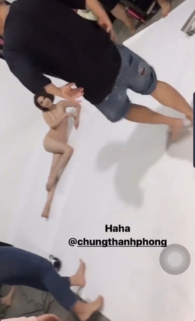 Mẫu 8X nude 100% và thực hiện những tư thế chụp khó nhất trong buổi chụp với Chung Thanh Phong.
