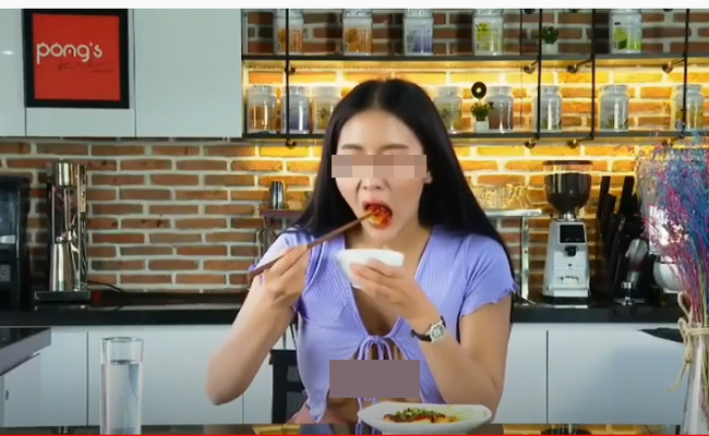 Điều gây khó chịu nhất là thay vì tập trung quay cận cảnh vào đồ ăn như những đầu bếp khác, thì ống kính lại chĩa thẳng về phía cô gái.
