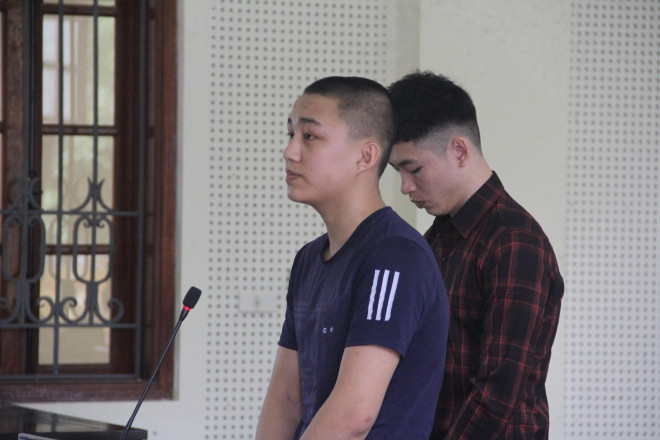 Bị cáo Quyết và Chung tại phiên tòa. 