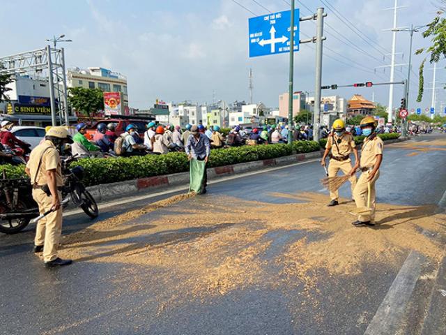 Tin tức trong ngày - Dầu đổ tràn ra đường và hành động cực đẹp của CSGT TP.HCM