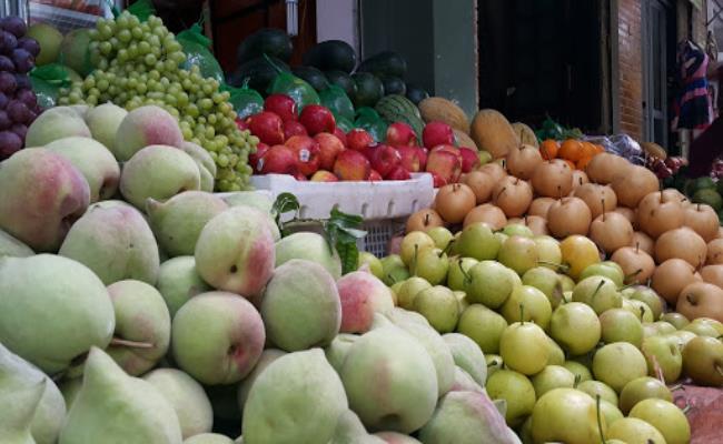 Với ưu điểm giá rẻ, mẫu mã đẹp, nhiều trái cây Trung Quốc đang “đội lốt” hàng Việt, được bán đầy đường và trong các chợ dân sinh. 
