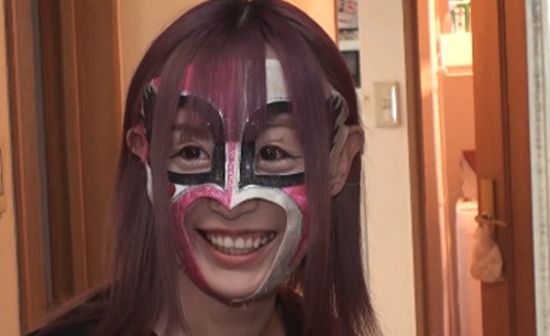 Haruka và chiếc mặt nạ đấu vật của mình.&nbsp;