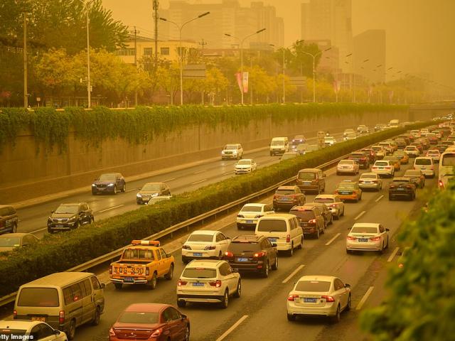 Thế giới - Chùm ảnh bầu trời Bắc Kinh chuyển màu vàng, không khí khó hít thở