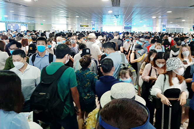 Hành khách xếp hàng dài chờ làm thủ tục an ninh sân bay Tân Sơn Nhất