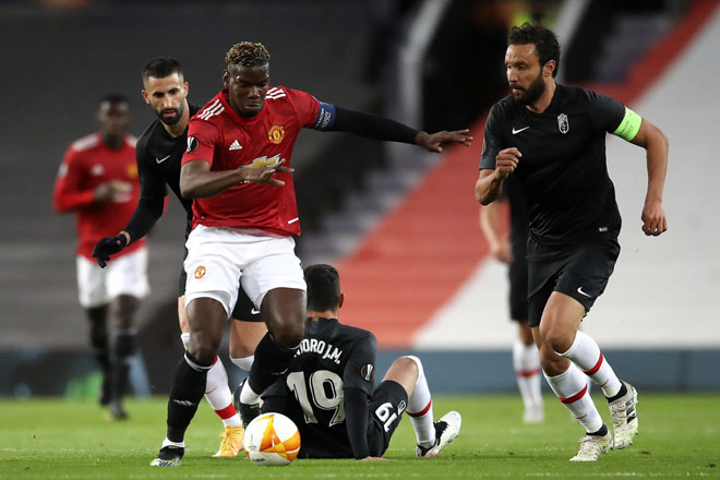 Pogba đóng góp một pha kiến tạo giúp Cavani&nbsp;mở tỷ số cho MU trước Granada ở sân nhà Old Trafford