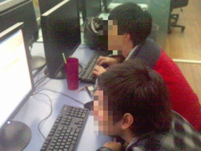 Bạn trẻ - Cuộc sống - Bà mẹ sợ hãi kể về con trai nghiệm game cầm dao đe dọa bố mẹ