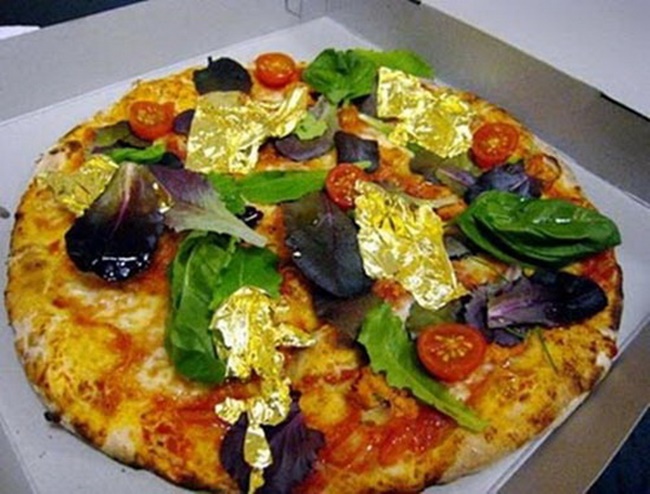 Một đầu bếp ở Thổ Nhĩ Kỳ cũng đã nướng bánh pizza phủ vàng 24 karat ăn được gây chú ý năm 2019.
