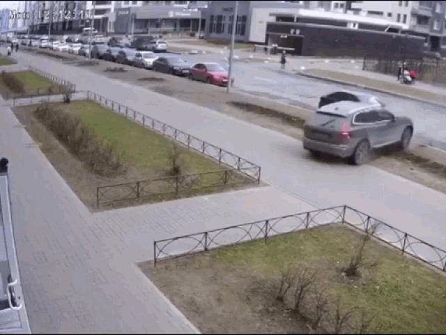 Media - Clip: Bố phản xạ xuất thần, cứu con thoát ô tô đâm trong gang tấc