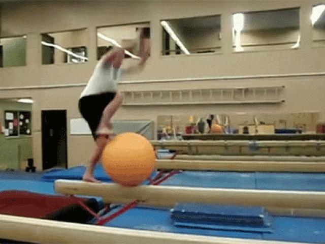 Tranh vui - Nghịch dại như thế này thì có ngày "tàn đời trai"