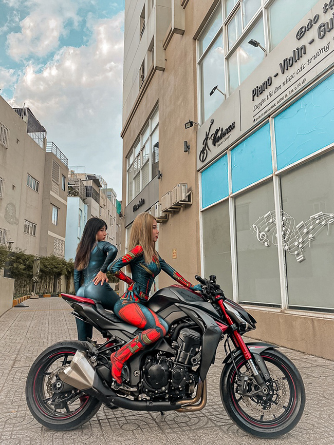 Hai nữ biker đọ đường cong cùng Z1000.
