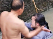 Bạn trẻ - Cuộc sống - Nhảy sông tự tử rồi đánh cả người cứu mình, cô gái bị &quot;tát liên hoàn&quot; giữa dòng nước lạnh