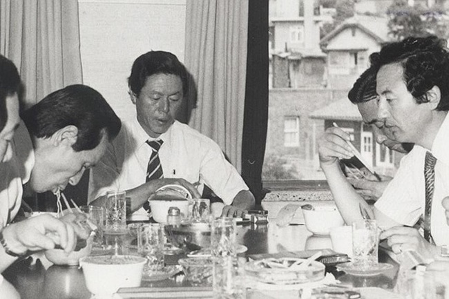 Ông Shin Choon-ho người Hàn Quốc đã thành lập công ty kinh doanh mỳ ăn liền bất chấp sự phản đối của anh trai.
