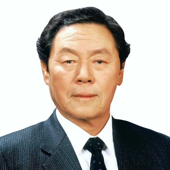 Anh trai ông là Shin Kyuk-ho - người sáng lập của tập đoàn Lotte. Ông Shin Choon-ho sinh ra trong gia đình có 9 người con vào năm 1930 tại Ulsan.
