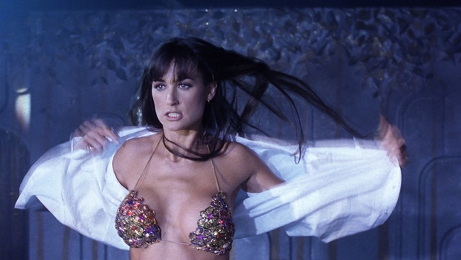 Trong phim, Demi Moore có nhiều cảnh thoát y, khỏa thân gây sốc cho khán giả. Đáng tiếc sự hy sinh của cô không được đáp lại khi phim bị truyền thông chỉ trích là một &#34;thảm họa&#34;.
