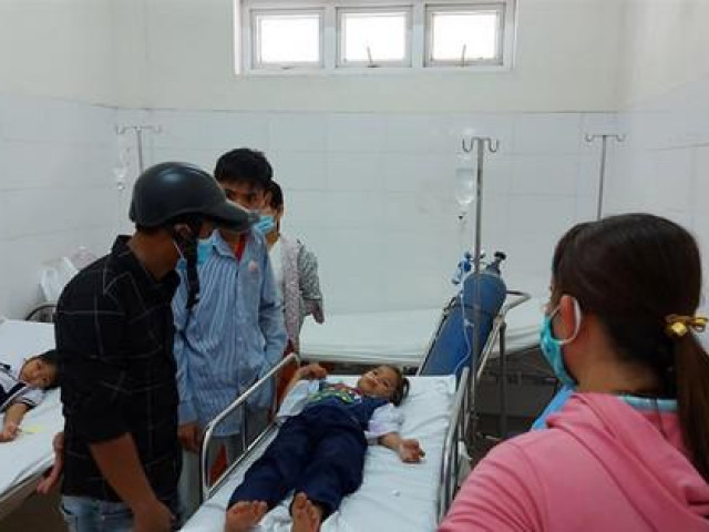 Giáo dục - du học - Mua đồ chơi trước cổng trường, 34 học sinh ngộ độc