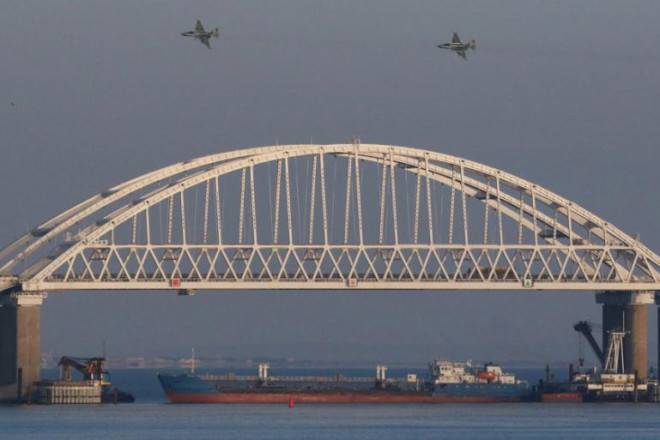 Chiến đấu cơ Nga bay trên cầu nối Nga và bán đảo Crimea. Ảnh: Reuters