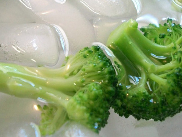 Ẩm thực - Cách đơn giản giúp món rau luộc thành tuyệt phẩm, xanh mướt, giữ nguyên dinh dưỡng