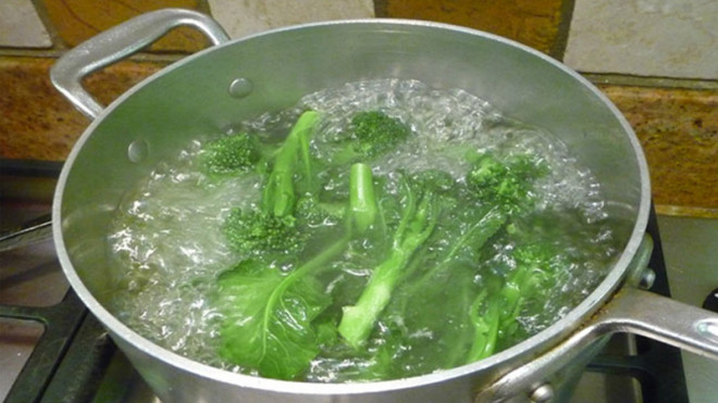 Cách cực đơn giản giúp món rau luộc thành tuyệt phẩm, xanh mướt, giòn tươi, giữ nguyên dinh dưỡng - 1