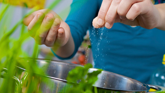 Thêm muối trắng vào nước luộc rau