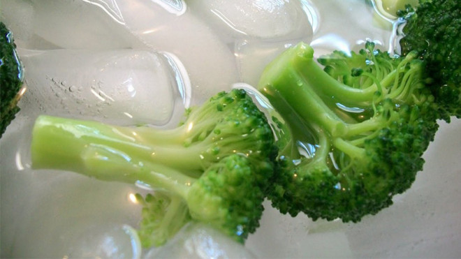 Cách cực đơn giản giúp món rau luộc thành tuyệt phẩm, xanh mướt, giòn tươi, giữ nguyên dinh dưỡng - 3