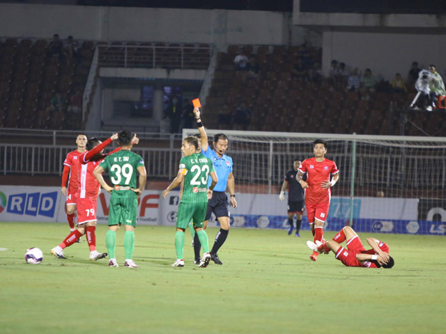 SAO Sài Gòn FC giật cùi chỏ thẳng mặt đối thủ ăn thẻ đỏ