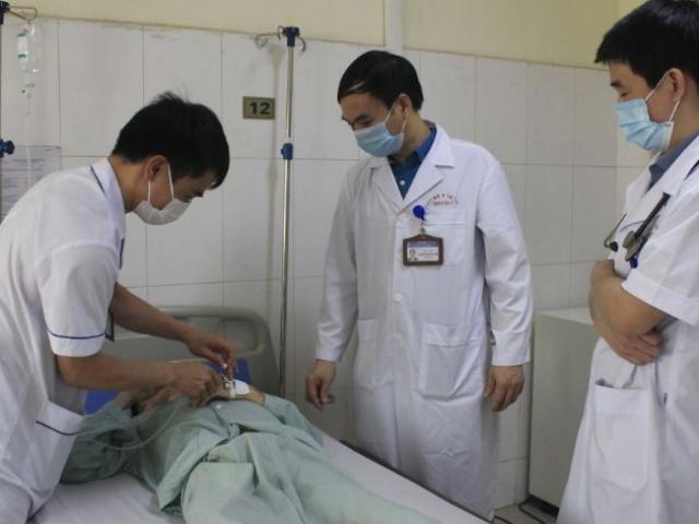Sức khỏe đời sống - 3 người cùng đột quỵ, bác sĩ trắng đêm cấp cứu