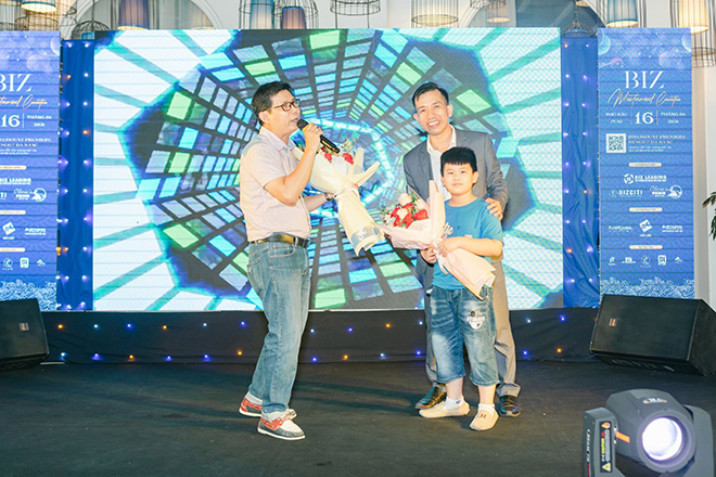 Phần thi mini game từ MC vui tính của chương trình cũng mang đến rất nhiều pha hài hước và tiếng cười cho các vị khách mời.