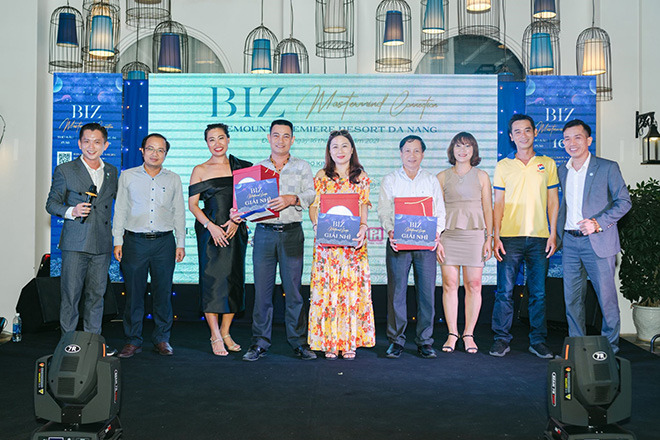 Chị Olivia Hồ - Nhà tài trợ Kim Cương - Thứ ba từ bên trái