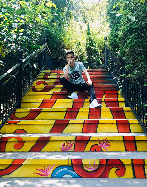 Thế nhưng nhọc nhằn và cơ cực dường như lại càng tôi luyện lên trong anh một tinh thần thép và ý chí quyết tâm hơn người khác. Năm 2013, tốt nghiệp từ ngôi trường THPT công lập top đầu của huyện, Hữu Anh thi đỗ Đại Học. Ngày lên thủ đô nhập học, hình ảnh cậu sinh viên gương mặt hăm hở, gói ghém tất cả hoài bão và ước mơ trở thành một luật sư giỏi đến bây giờ vẫn in đậm trong tiềm thức của anh.