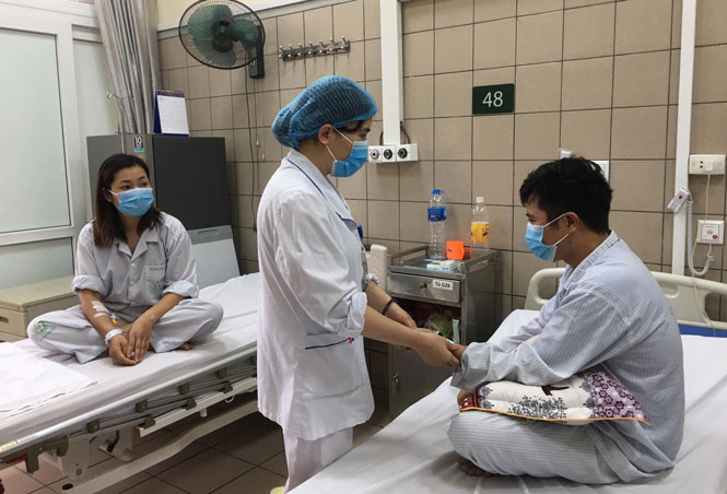 Hai vợ chồng bệnh nhân trong vụ ngộ độc đang được điều trị tại Trung tâm Chống độc (Bệnh viện Bạch Mai).