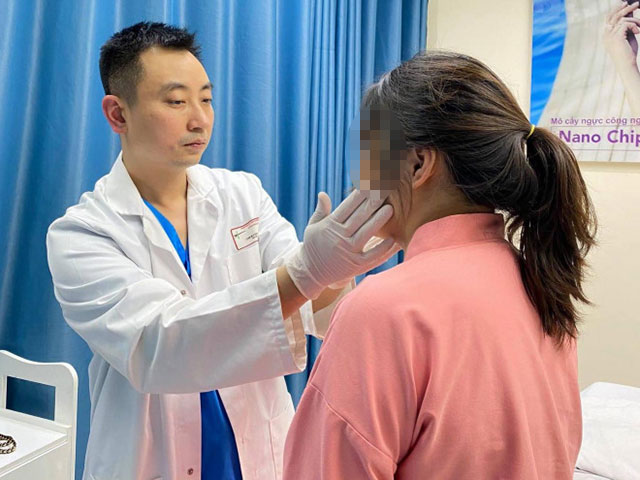 Bác sĩ Nguyễn Đình Minh, Trưởng khoa Phẫu thuật tạo hình thẩm mỹ và hàm mặt, Bệnh viện E Trung ương thăm khám cho bệnh nhân
