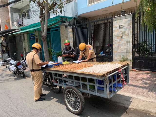 Tin tức trong ngày - Sau khi "cù nhây" với CSGT, người vi phạm bỏ luôn phương tiện