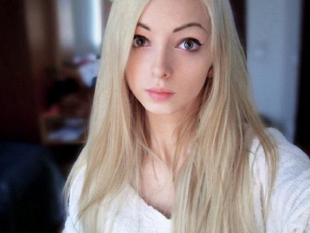 Làm đẹp - Cô gái giống búp bê Barbie như đúc mà không cần "dao kéo"