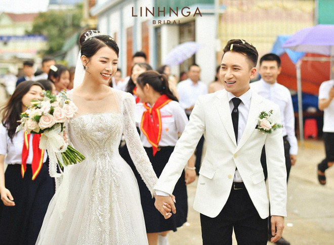 Cận cảnh bộ váy cưới đính 10.000 viên pha lê ánh bạc của vợ nhạc sĩ Phan Mạnh Quỳnh - 1