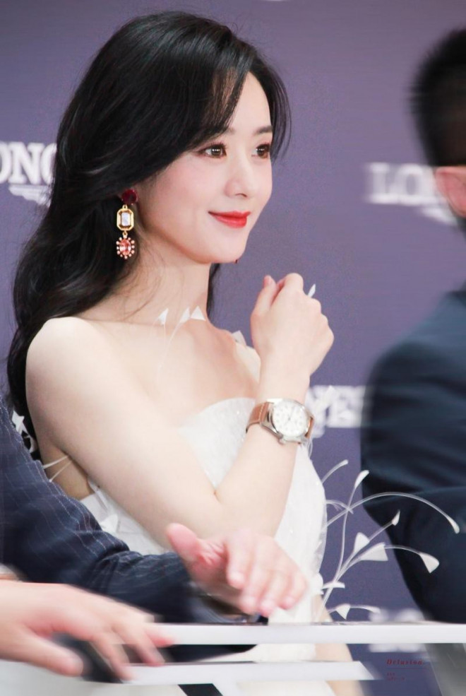 Diện váy ngắn dòng Haute Couture dự sự kiện, Triệu Lệ Dĩnh “gây bão” với đôi chân cực nuột - 3