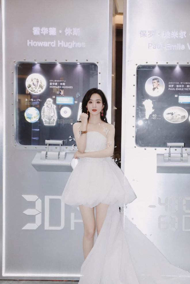 Diện váy ngắn dòng Haute Couture dự sự kiện, Triệu Lệ Dĩnh “gây bão” với đôi chân cực nuột - 2