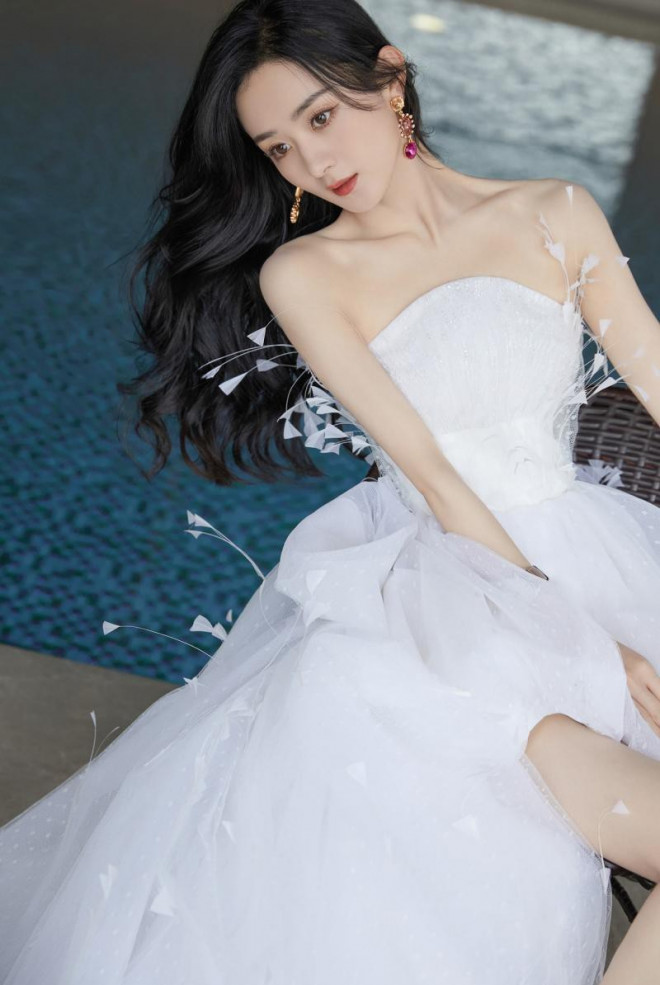 Diện váy ngắn dòng Haute Couture dự sự kiện, Triệu Lệ Dĩnh “gây bão” với đôi chân cực nuột - 7