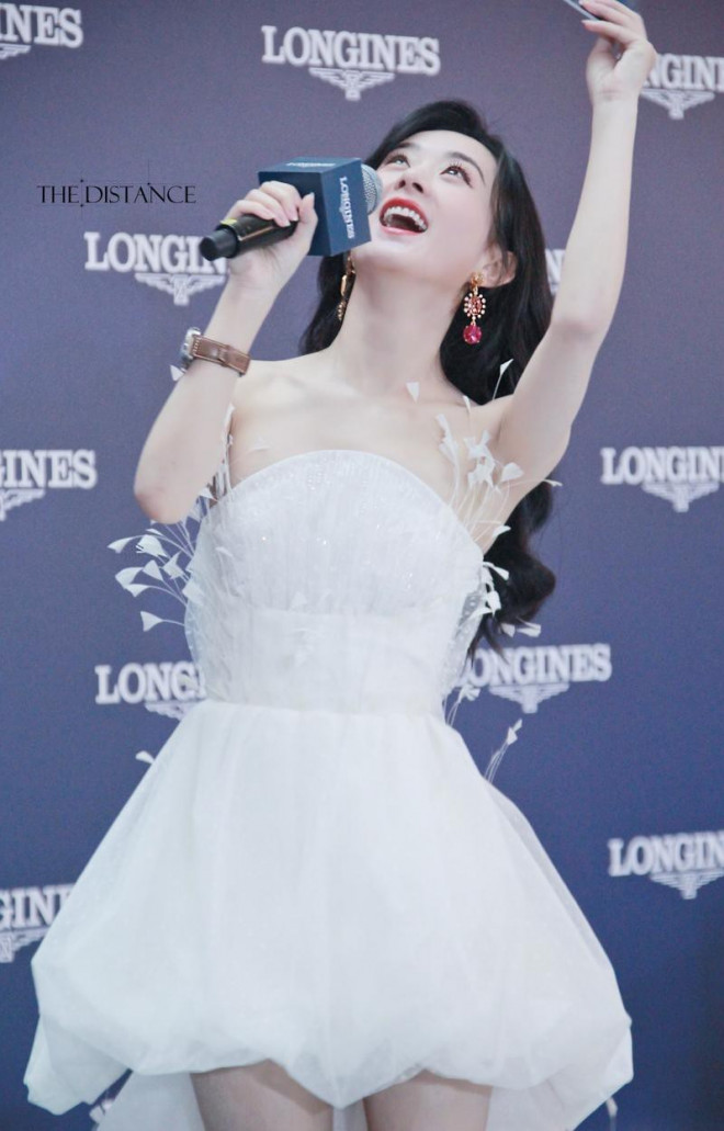 Diện váy ngắn dòng Haute Couture dự sự kiện, Triệu Lệ Dĩnh “gây bão” với đôi chân cực nuột - 8